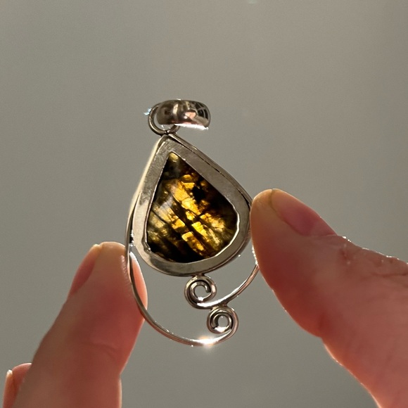 NWOT - BEOTHUCK Labradorite Sterling Silver Teardrop Pendant - Corner Brook, NL. - Picture 5 of 6